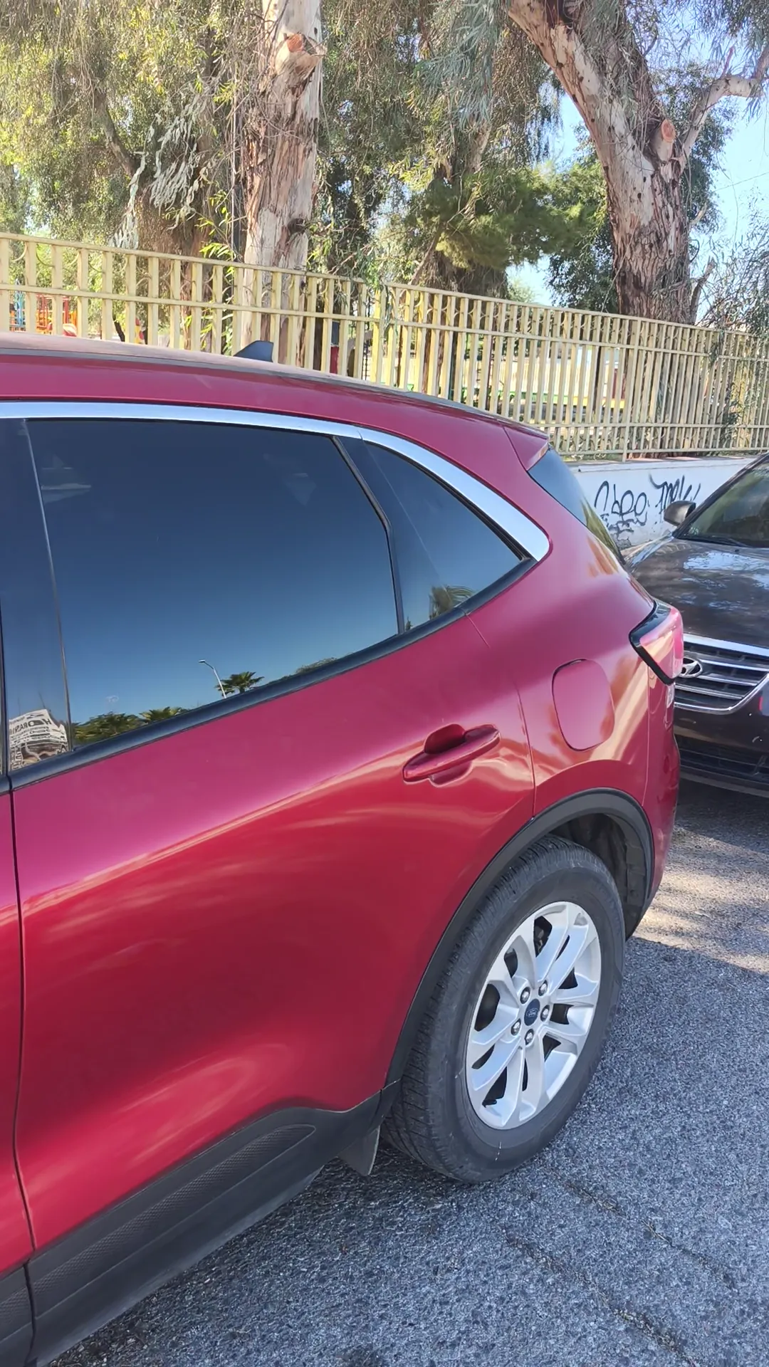 Ford Escape 2020 roja ya armada, con el vidrio de la puerta trasera arriba