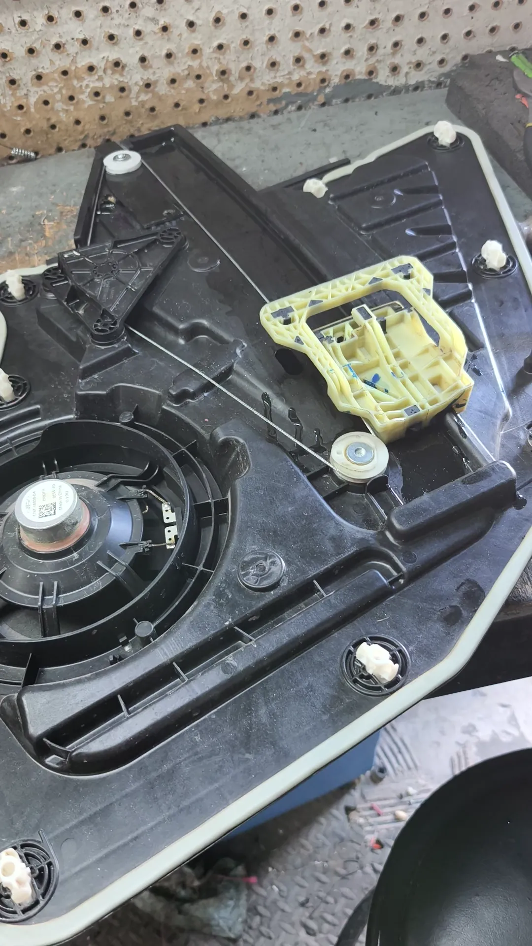Elevador de la Ford Escape montado en su charola durante la prueba, con la base del vidrio a medio camino