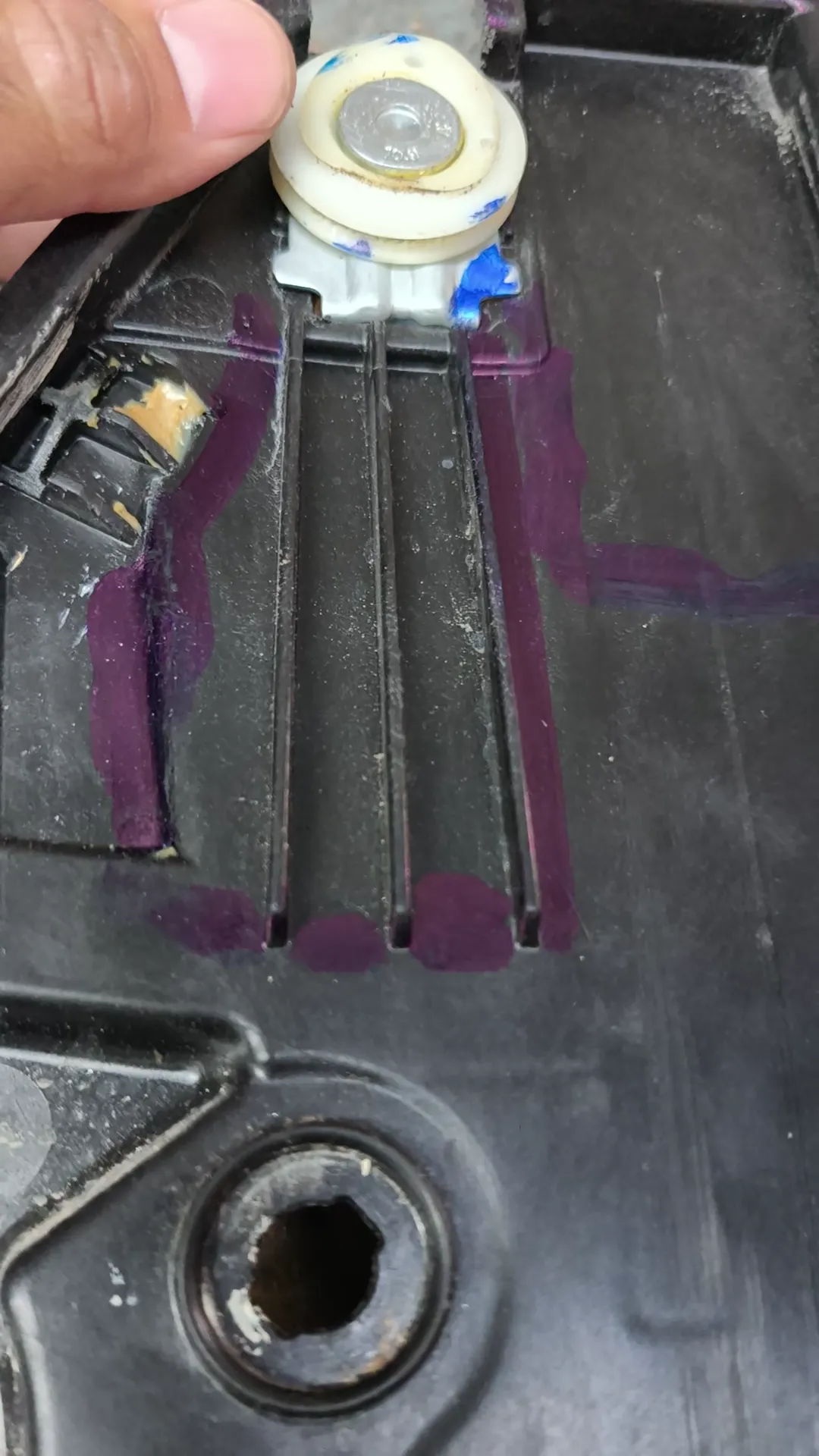 Parte de arriba del riel de la Ford Escape, moldeado en la charola de plástico de la puerta, con la polea del chicote