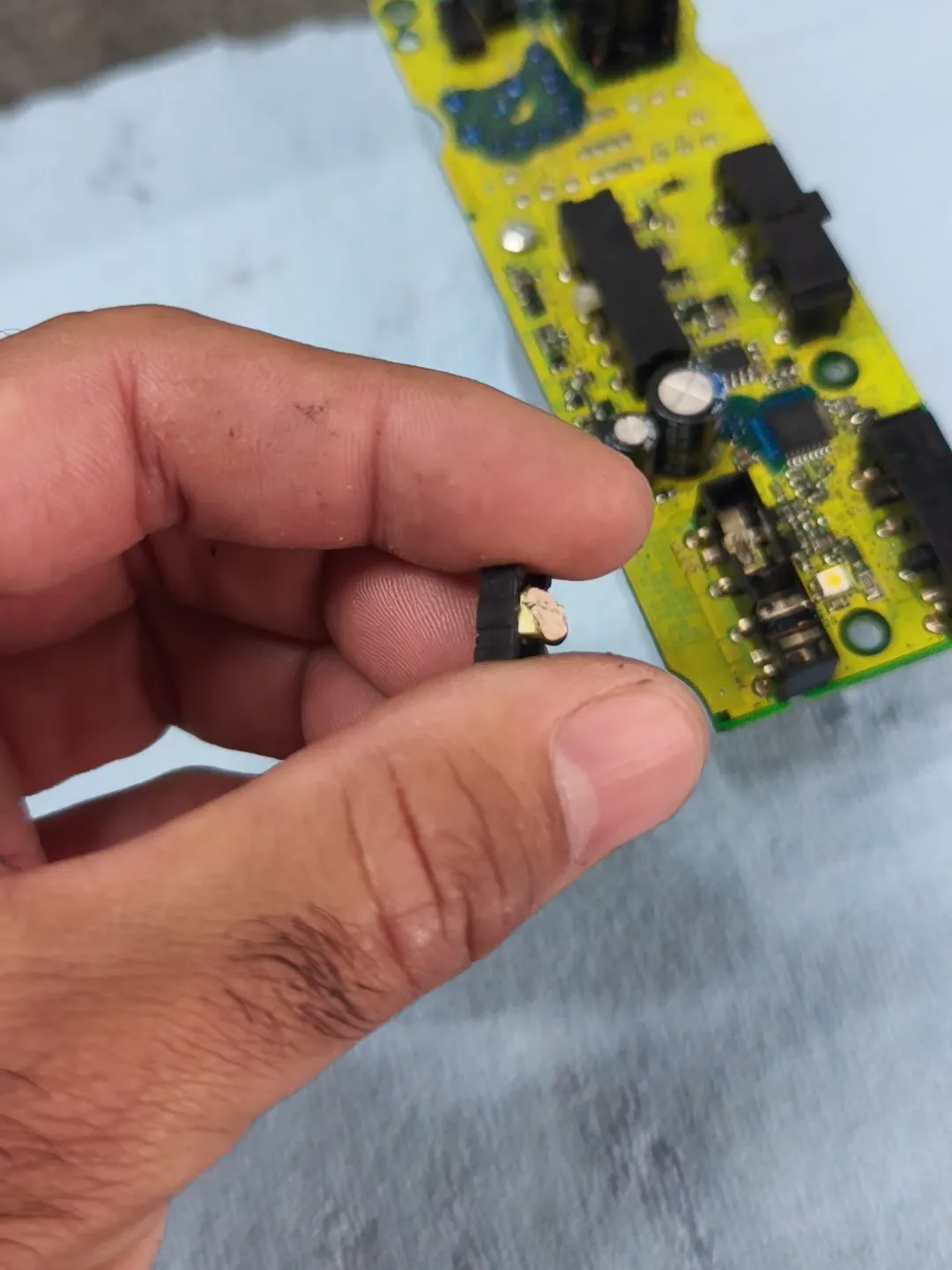 Interruptor derretido del control de ventanas del Honda Civic junto a su tarjeta electrónica