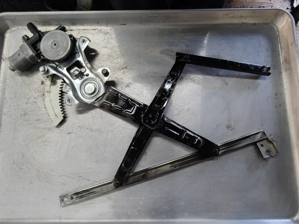 Elevador de tijera del Honda Civic reconstruido y pintado de negro, con su motor
