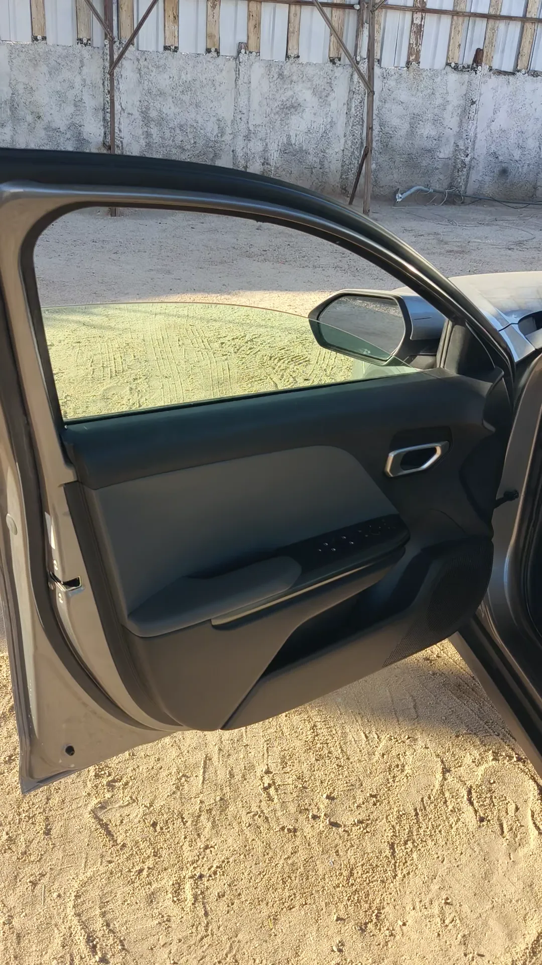 Puerta del Kia K4 ya armada, con el vidrio instalado sobre las bases nuevas