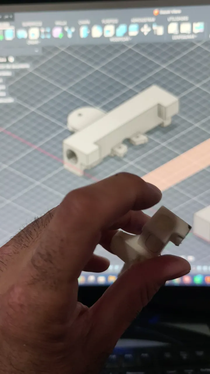Prototipo impreso de la base del elevador del Suzuki Vitara frente a su diseño en 3D