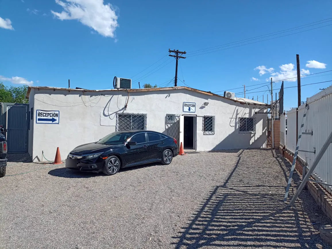 Fachada renovada de la recepción de Power Window Mexicali, con sus letreros de Recepción