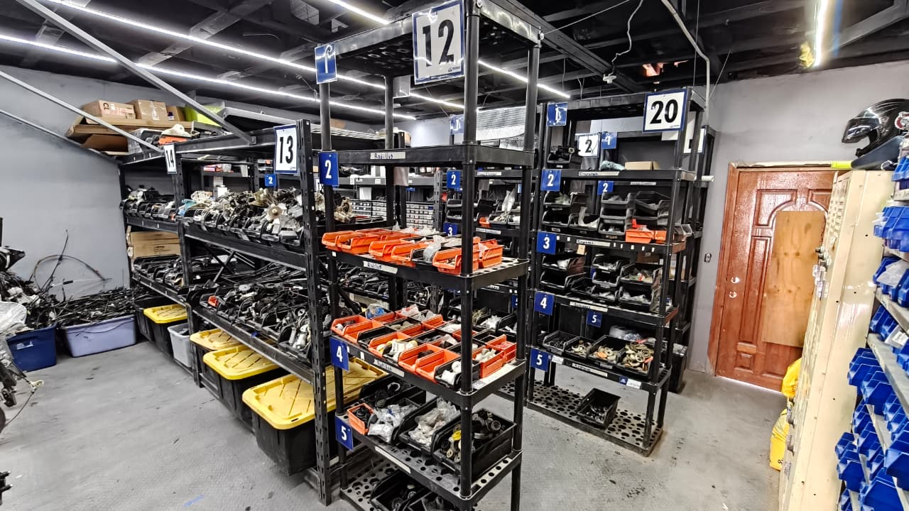 Almacén de Power Window Mexicali con anaqueles numerados de elevadores y mecanismos