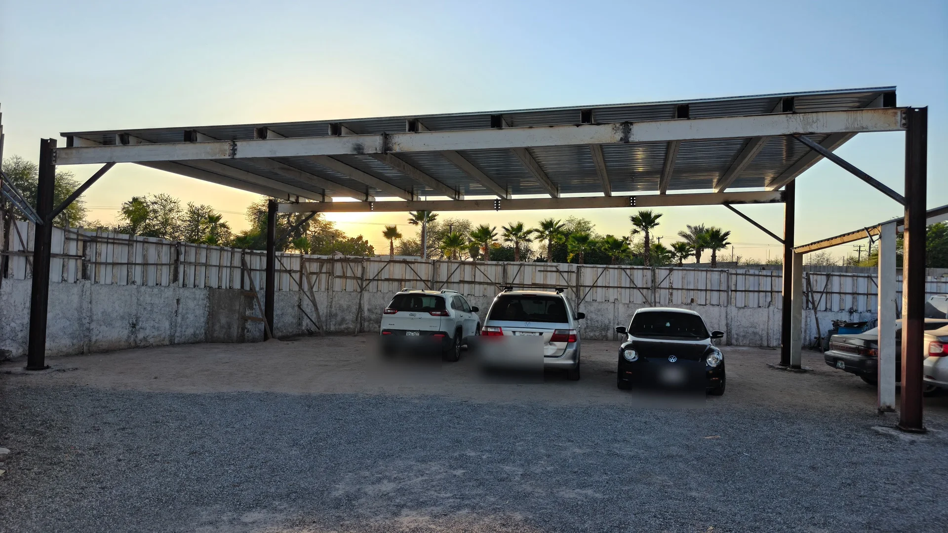 Taller Power Window Mexicali al atardecer: tejaban con vehículos bajo techo en proceso de reparación