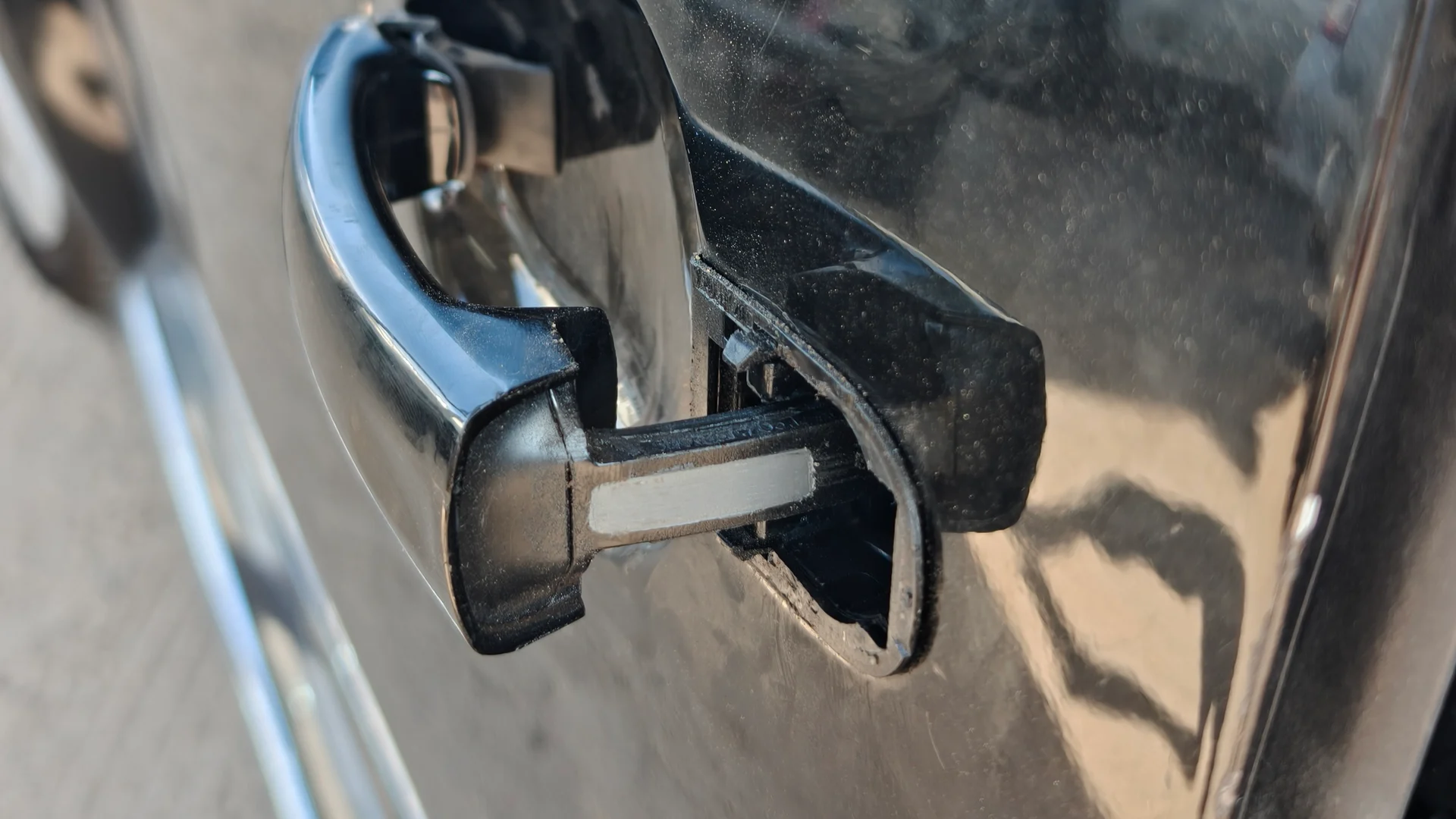 Manija exterior de puerta con el mecanismo expuesto en revisión en Power Window Mexicali