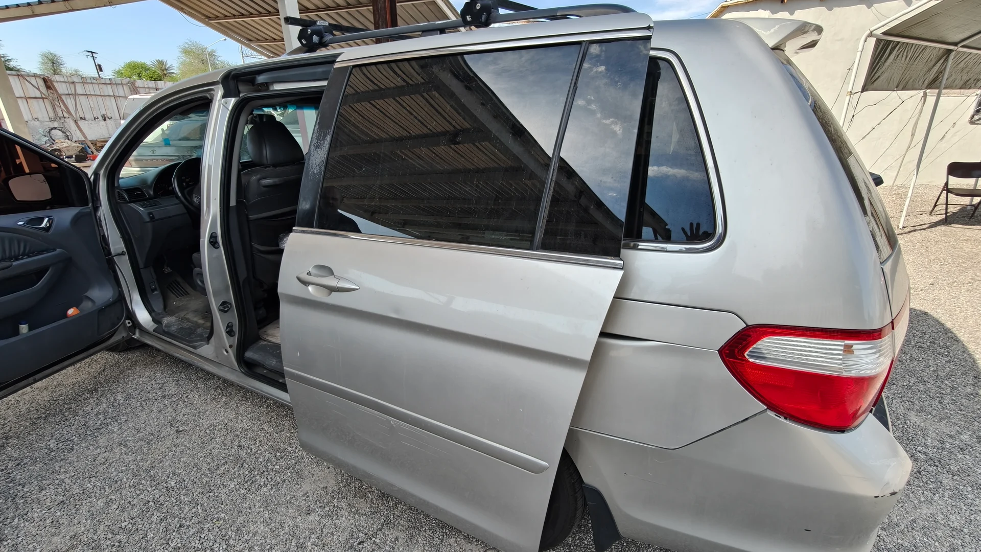 Puerta corrediza automotriz en revisión en Power Window Mexicali