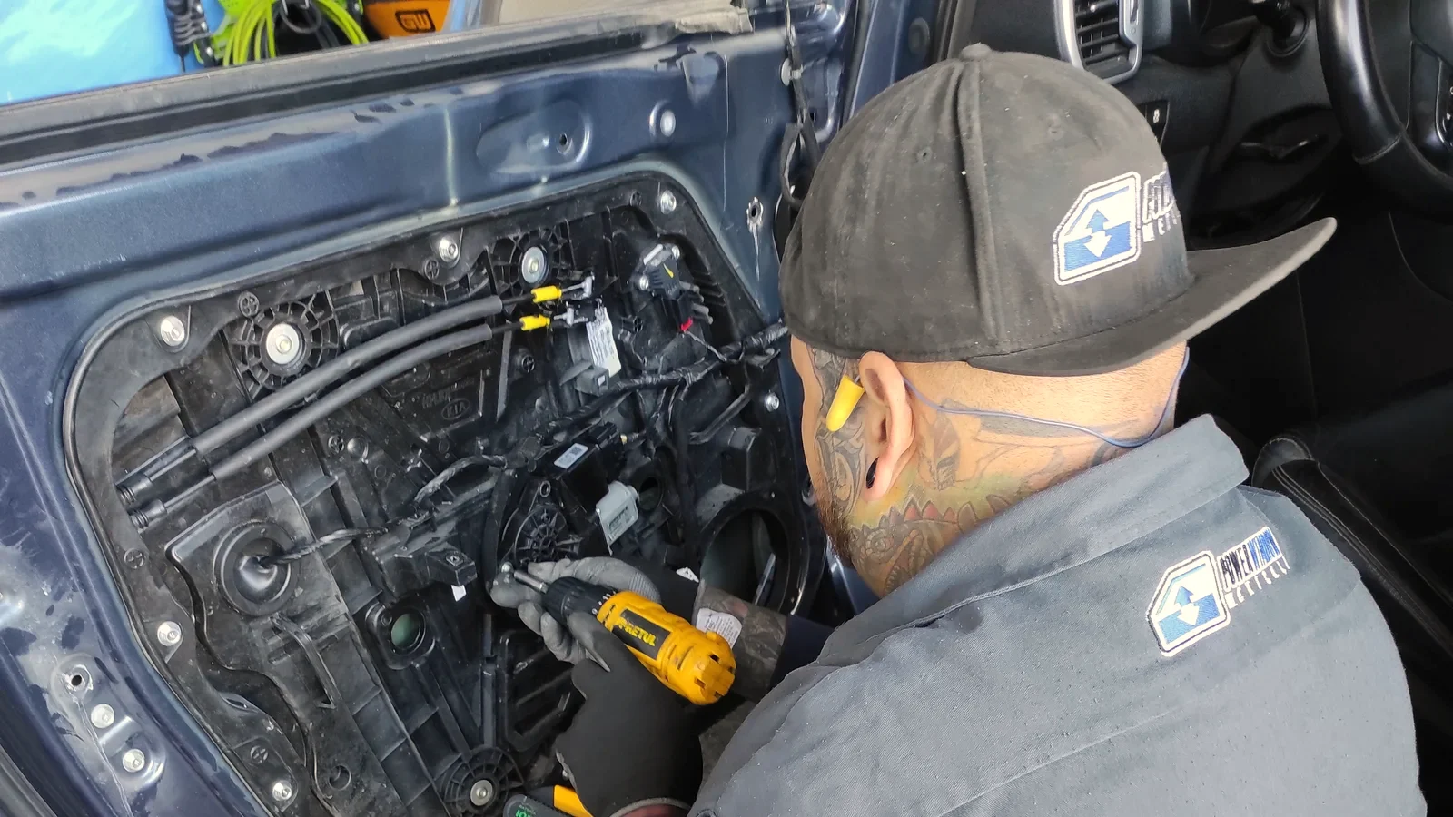 Técnico de Power Window Mexicali trabajando una puerta destapizada